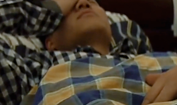 東北34歲男人突然癱瘓,按壓胸膛才能呼吸,檢查結果讓妻子精神崩潰