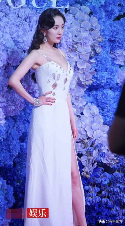 明星紅毯生圖:湯唯驚豔全場,楊冪裙子成敗筆,宋茜大型翻車現場 明星紅毯生圖:湯唯驚豔全場,楊冪裙子成敗筆,宋茜大型翻車現場