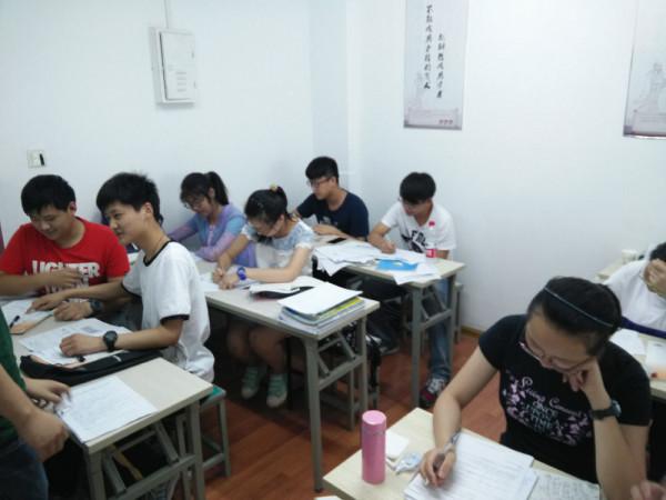 如果雙減為了剔除“偽學霸”，那“補課有效”的邏輯豈不是成立？