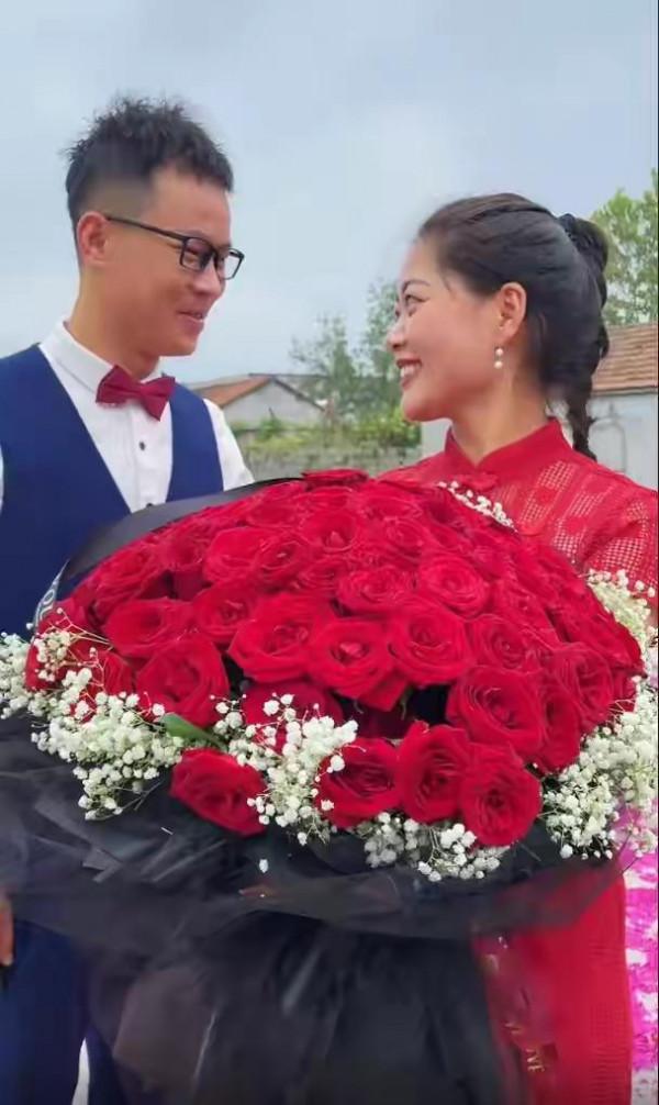 26歲江蘇美女，回村創業，年入百萬，婚禮直播被打賞10萬元