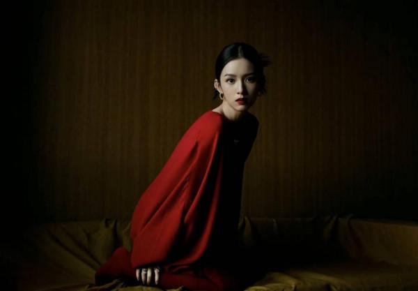 周也新春復古封面大片 膠片質感港風氣質拉滿