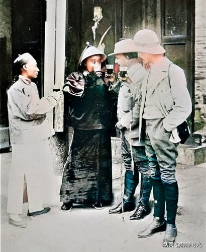 晚清老照片:老農到處拾糞,孔子後代與洋人喝酒,寶劍比人還要高 晚清老照片:老農到處拾糞,孔子後代與洋人喝酒,寶劍比人還要高