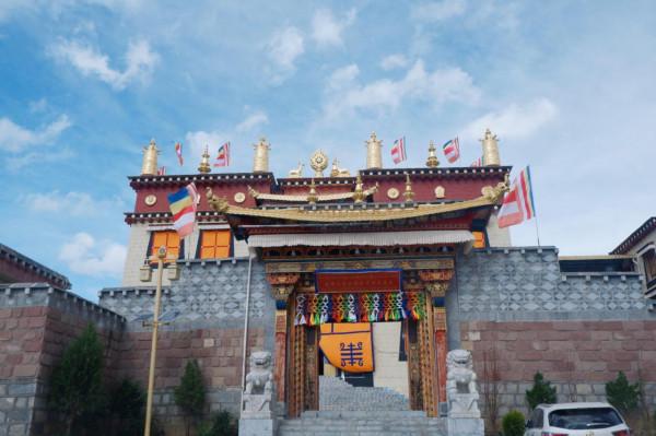 雲南一個村子被4A景區包圍,進村就要買票,村中建起5星級酒店 雲南一個村子被4A景區包圍,進村就要買票,村中建起5星級酒店