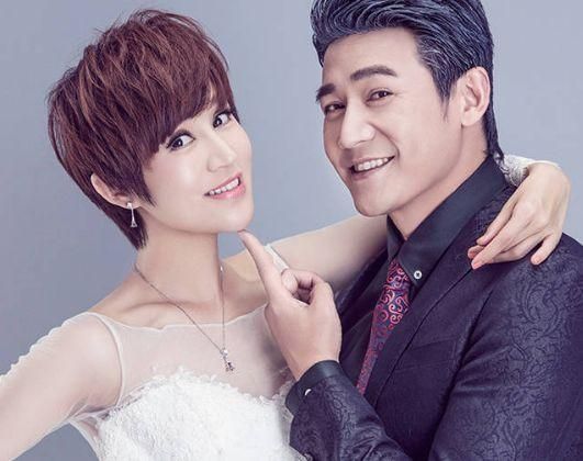 陸毅夫婦合體參加活動，老婆穿小香風像貴婦，自己卻胖成油膩大叔