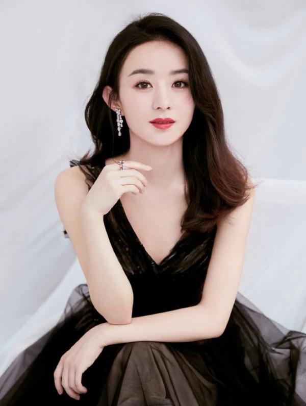 不是科班出身的女神趙麗穎現身春晚，註定虎年又是大紅大紫