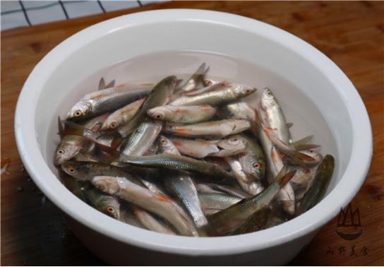 炸魚酥香香脆脆的小零食，有誰不愛的