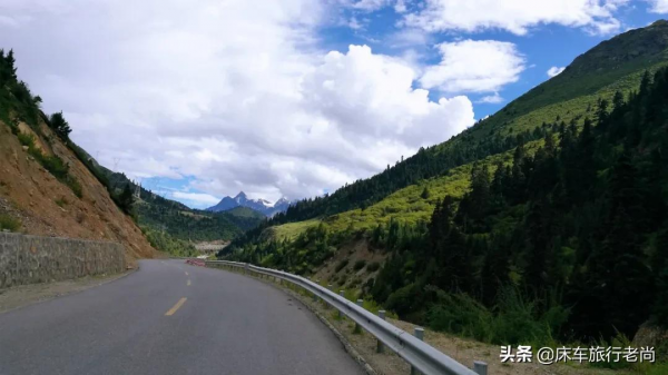 西藏新疆環遊第六站-雲霧中天路72拐好美，怒江大峽谷堵車真危險