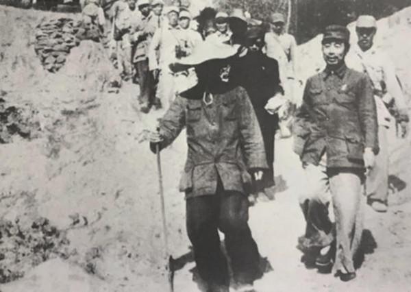 前有黃河,後有追兵,周恩來萬分焦急,毛澤東卻淡定說道:拿煙來 前有黃河,後有追兵,周恩來萬分焦急,毛澤東卻淡定說道:拿煙來