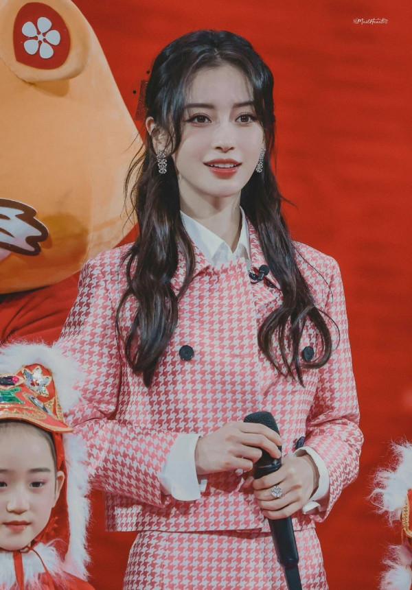 Baby這次終於不被罵了！成北京春晚代言人，穿粉色套裝可愛爆棚