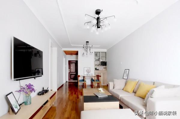 牆面只刷乳膠漆，吊頂只貼石膏線，窮裝新房完工，效果還不賴