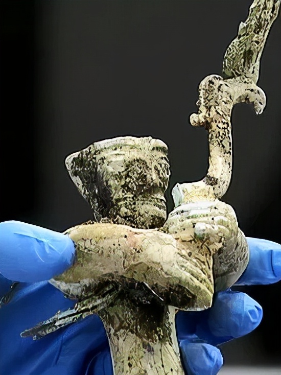 破譯三星堆：青銅大立人拿的是什麼？龍鳳圖騰起源於蛇鳥崇拜？