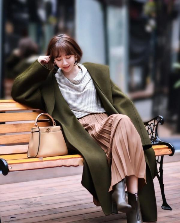 “大衣+百褶裙”太美了！減齡優雅提氣質，適合四五十歲的女人穿