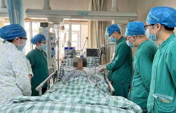 老人洗蝦時手指遭刺，被迫截肢保命，背後竟是“食肉菌”作祟