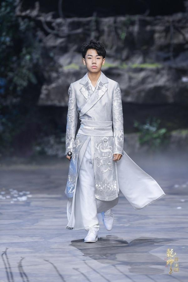 蓋婭傳說“乾坤·方儀”大秀驚豔亮相 齊顯霆齊浚廷呈現精彩秀演 蓋婭傳說“乾坤·方儀”大秀驚豔亮相 齊顯霆齊浚廷呈現精彩秀演