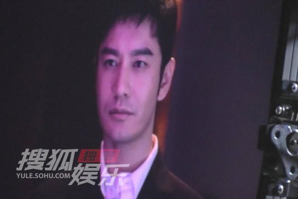 獨家:黃曉明袁泉路邊拍劇 收工時開心和路人打招呼 獨家:黃曉明袁泉路邊拍劇 收工時開心和路人打招呼