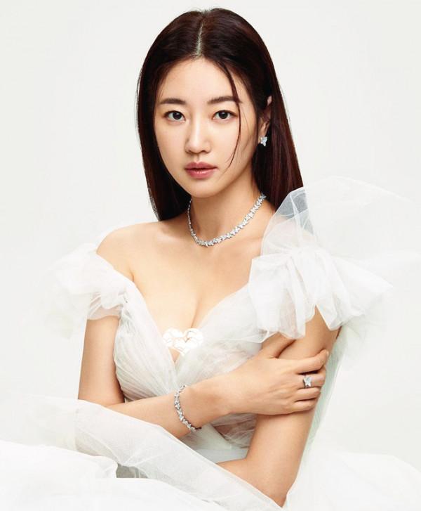 韓國高顏值女神金莎朗,衣品線上身材好,氣質不輸金喜善 韓國高顏值女神金莎朗,衣品線上身材好,氣質不輸金喜善