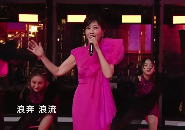 雙11晚會大翻車,周海媚邊抖邊唱,蔡徐坤難聽,吳宣儀別眨眼了 雙11晚會大翻車,周海媚邊抖邊唱,蔡徐坤難聽,吳宣儀別眨眼了