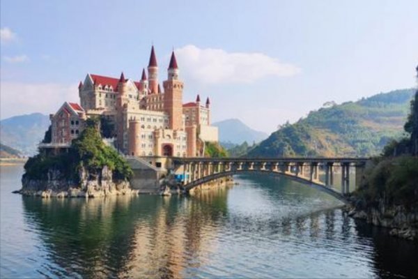 隱藏在貴州大湖的酒店，不出國就可以感受古堡風情，適合家庭度假