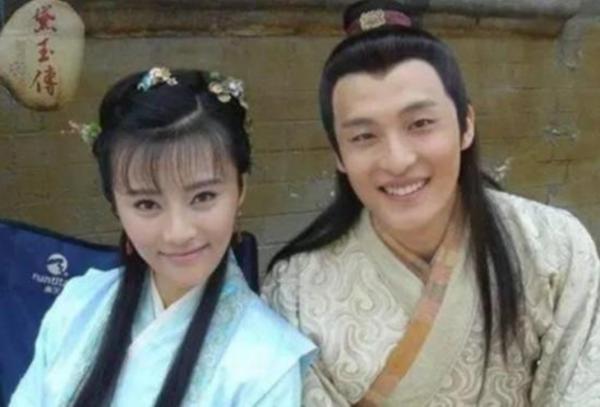 7對“從校服到婚紗”的明星夫妻，在一起最長36年，最短12年