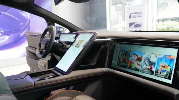 “超跑SUV”HiPhiX太科幻！翼展門對標Model X，超大三聯屏沒對手