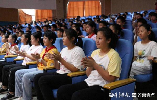 東凱中學舉行“百年征程傳薪火 紅色經典詠流傳”朗誦活動