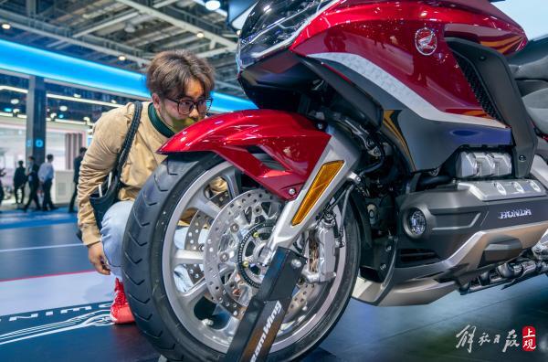售價44萬的本田摩托車長啥樣?進博會上試乘的觀眾可不少…… 售價44萬的本田摩托車長啥樣?進博會上試乘的觀眾可不少……