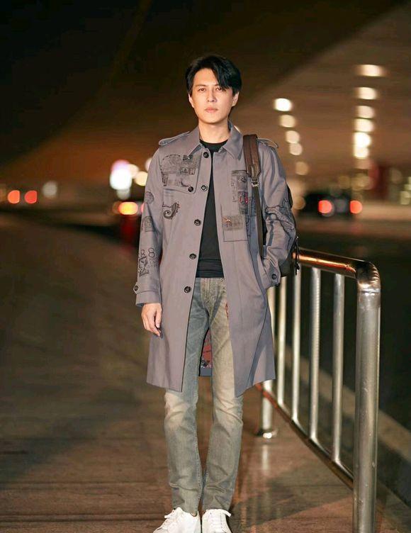 靳東30歲後的髮型告訴我們：“方臉大叔的帥氣得靠留對髮型體現”