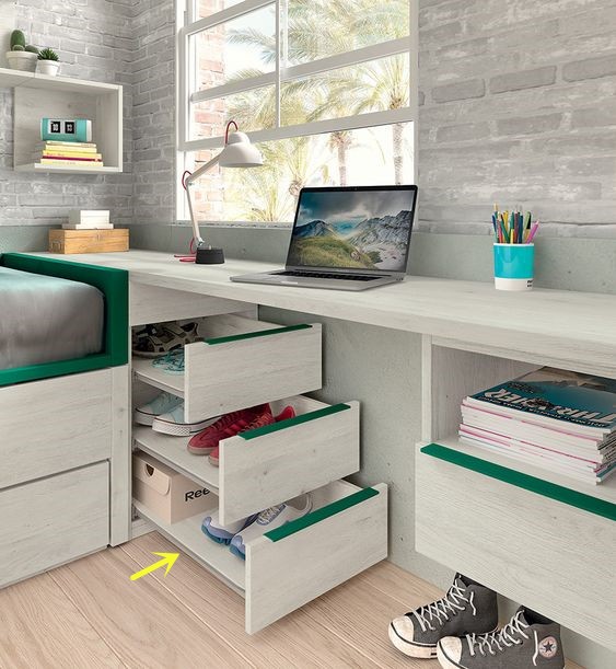 裝書櫃不划算，巧妙利用書桌底下空間，做抽拉儲物，不佔地還省錢
