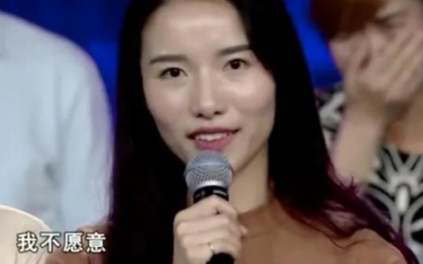 生恩大？養恩大？24歲女孩拒絕50萬，跟拉板車扛煤氣養父相依為命