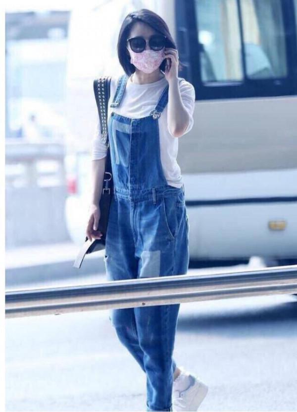 許晴完全沒有中年人的影子，年過半百穿白T恤配揹帶褲，像個少女