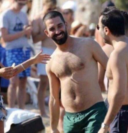 前巴薩球星時隔5個月復出！挺著大肚腩遭調侃：還以為踢元老賽呢