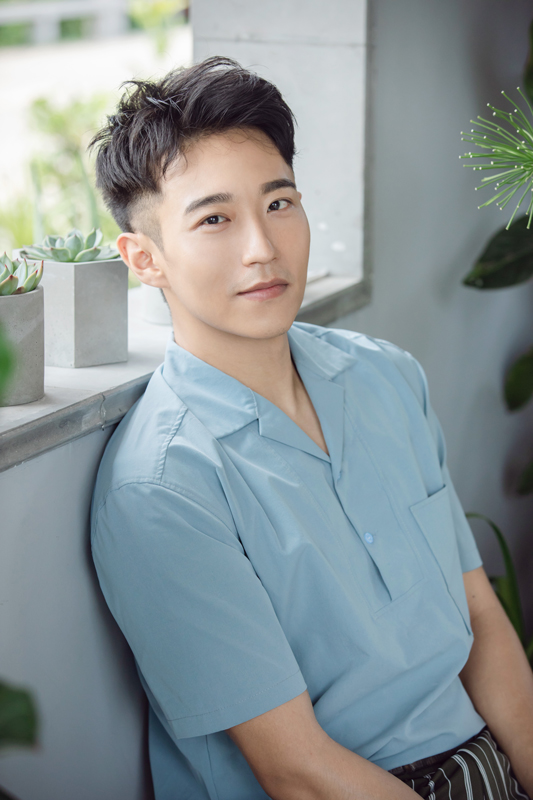 在《斛珠夫人》演楊冪哥哥，戲外卻比她小三歲，還和吳京演過戰狼