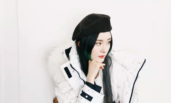 楊冪引領新風潮!挑染公主切配貝雷帽造型封神,美腿秀得停不下來 楊冪引領新風潮!挑染公主切配貝雷帽造型封神,美腿秀得停不下來