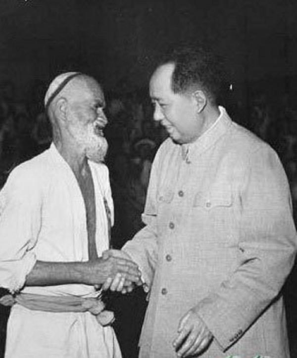 庫爾班騎驢去北京,毛主席給了他一塊條絨布,他做成衣服世代傳承 庫爾班騎驢去北京,毛主席給了他一塊條絨布,他做成衣服世代傳承