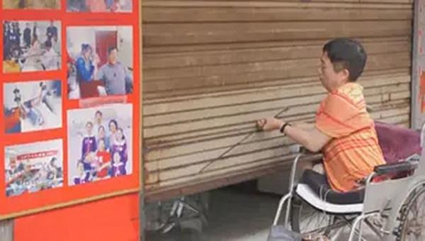 04年彭水林因車禍被“削”為78釐米，妻子不離不棄，今小孫女在手