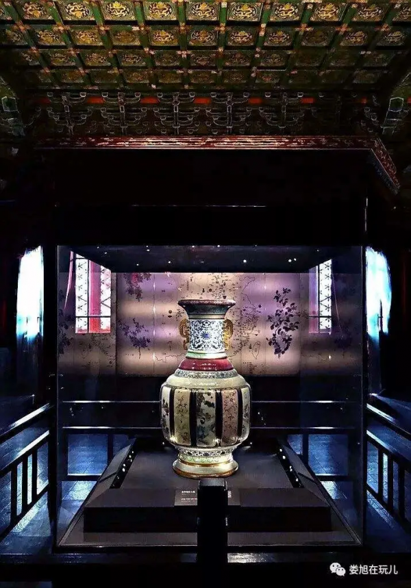 「北京天聚閣拍賣」大成之美——國之瓷母：清乾隆各種釉彩大瓶