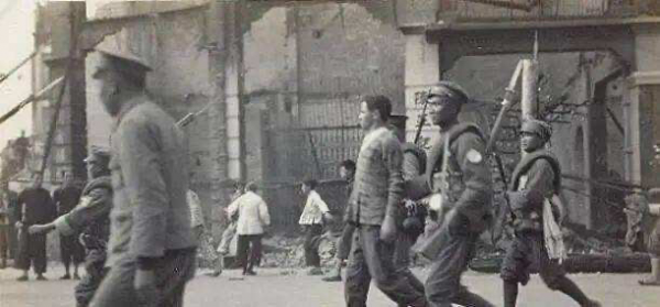 1947年刑場上，一革命者掙扎著喊道：“家裡有狗，快回家”