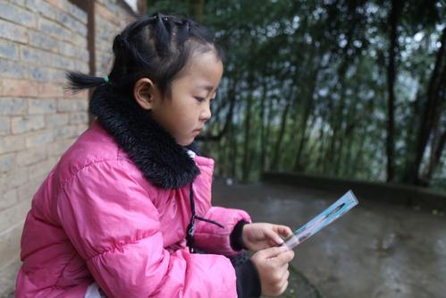 6歲的孝心女孩王安娜：父親坐牢、母親離去，她獨自撐起三代之家