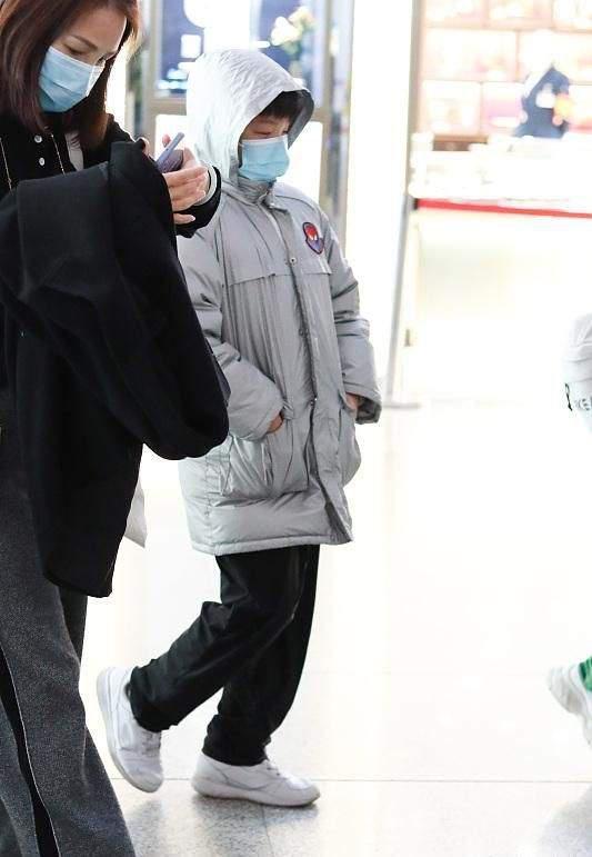 黃聖依現身排場大！挎10萬包包高調炫富，穿羽絨服盡顯豪門闊太範