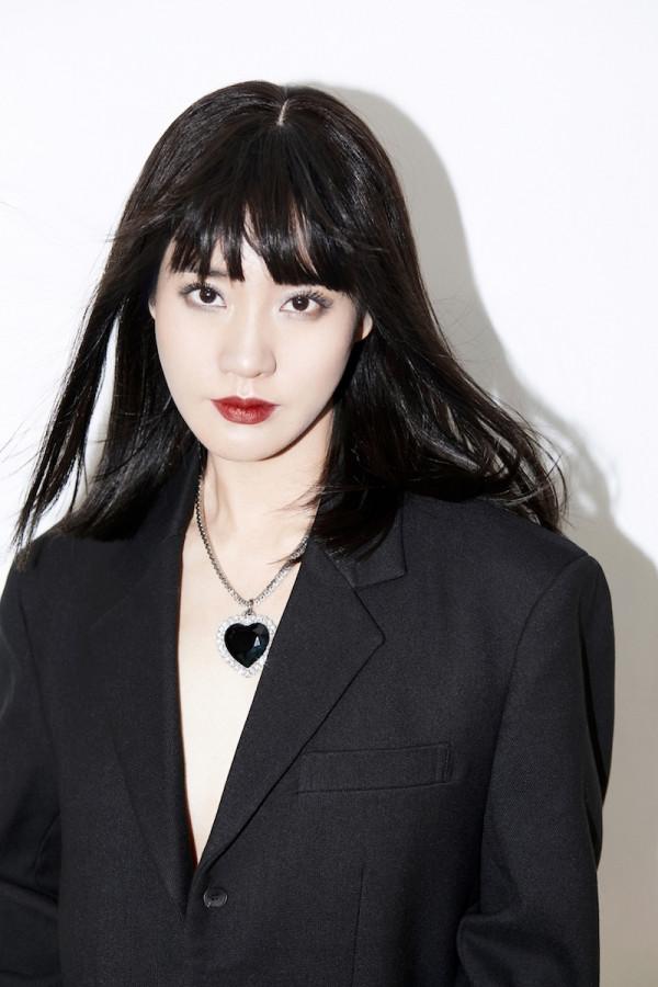 王智暗黑系酷girl大片 換了新發型又美又颯