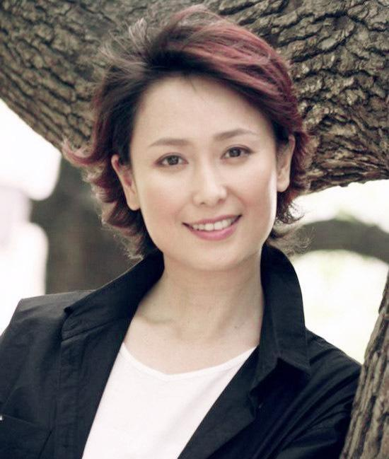三十年前紅遍廣東的《情滿珠江》女主角，58歲的她依舊十分優雅