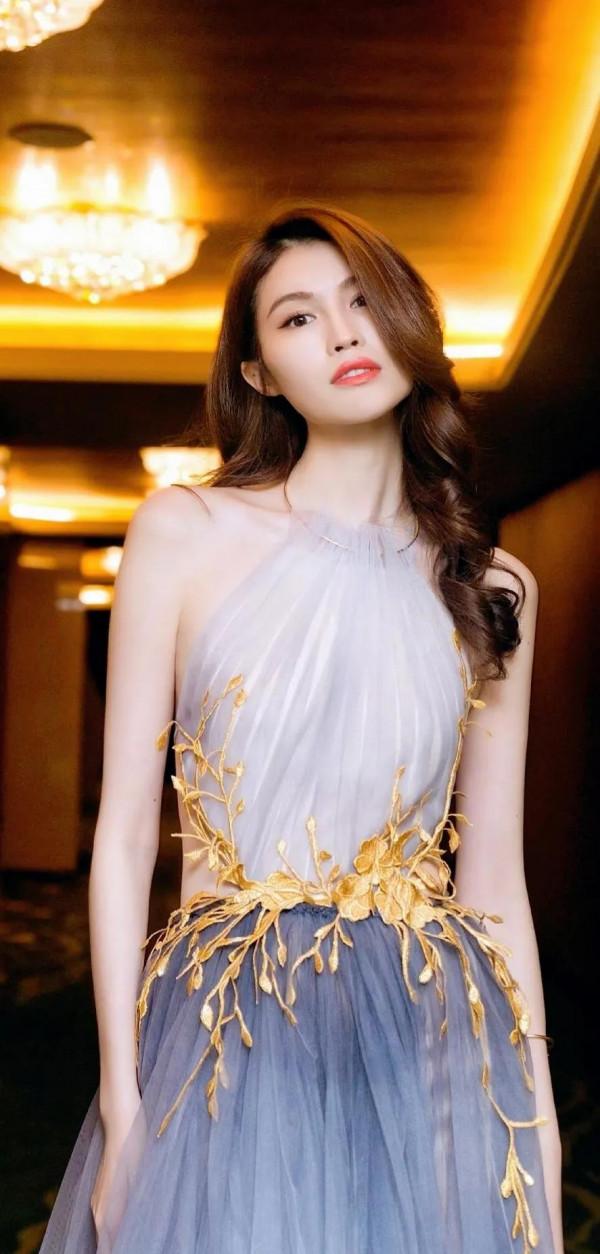 有喜歡何穗的嗎？簡直就是超模裡的顏值天花板