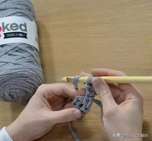 家裡的舊毛線，拿來鉤幾個圓形凳子，簡單好學，全家人都會喜歡