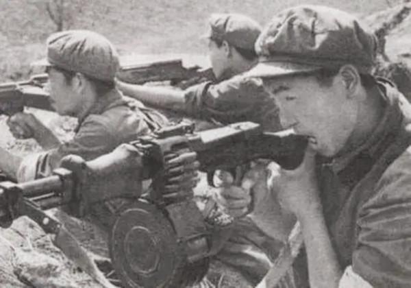 英雄梁嶺在老山戰役中犧牲後，戰友在他身上發現一首華麗的遺詩