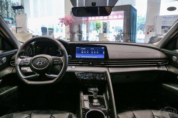 伊蘭特迎來小改款：軒逸朗逸到底怕不怕？