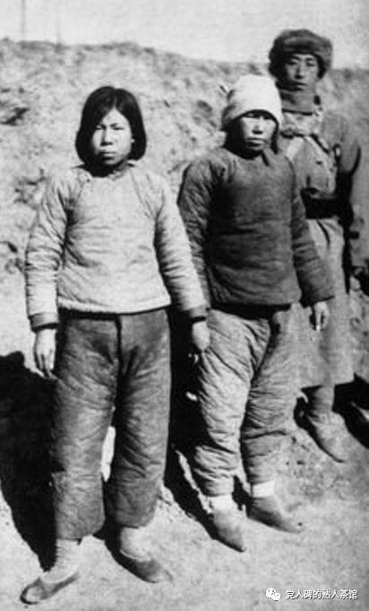 她被漢奸用磚砸死後,一雙兒女在媽媽屍前活活餓死…… 她被漢奸用磚砸死後,一雙兒女在媽媽屍前活活餓死……