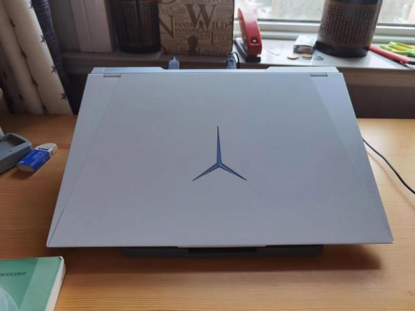 一個大一狗的宿舍桌面