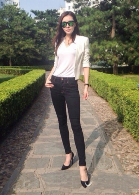 熊黛林曬自拍,穿運動吊帶顯腰細,真是一點生過孩子的痕跡都沒有 熊黛林曬自拍,穿運動吊帶顯腰細,真是一點生過孩子的痕跡都沒有