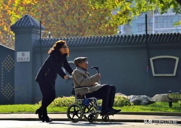 一位52歲中年人流淚，家庭愈發&OpenCurlyDoubleQuote;貧窮&rdquo;，從老人越活越長壽開始