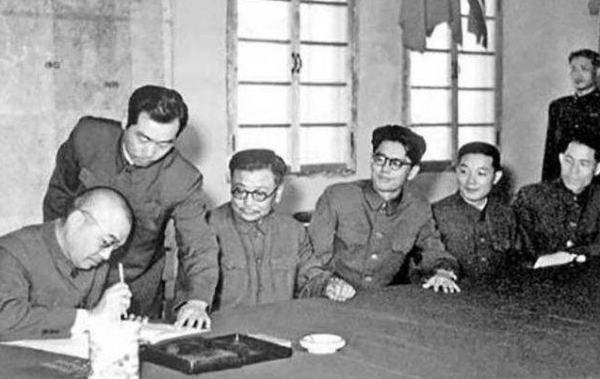 喬冠華有多強？聯合國大會仰天大笑，毛主席：一文能頂兩個坦克師